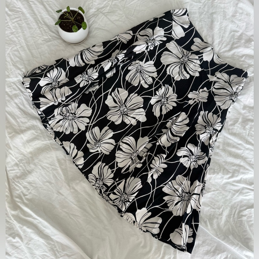 Jones New York Black and White Floral A-Line Skirt, size 10